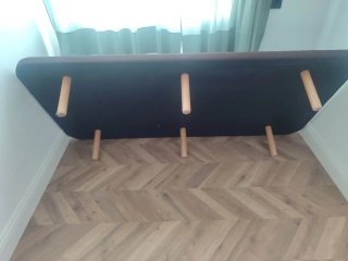 Base tapizada con patas de madera