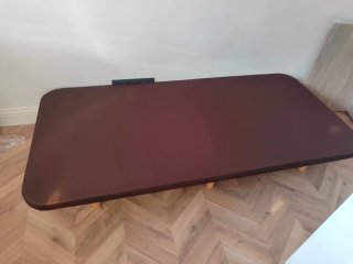 Base tapizada con patas de madera