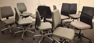 Sillas de oficina y 2 mesas