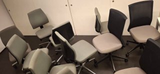 Sillas de oficina y 2 mesas