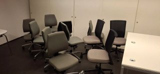 Sillas de oficina y 2 mesas
