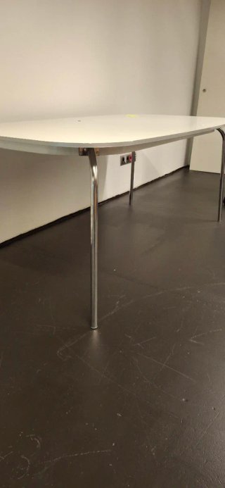 Sillas de oficina y 2 mesas