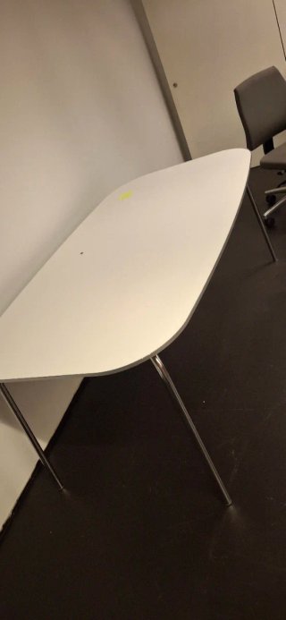 Sillas de oficina y 2 mesas