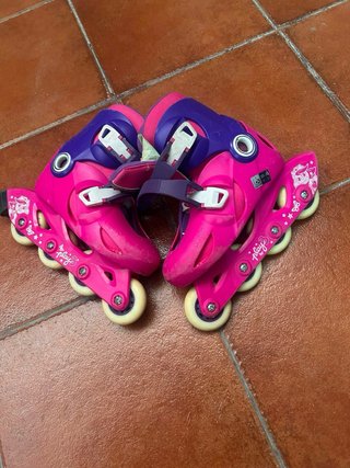 Patinete Cool Carver y patines rosas
