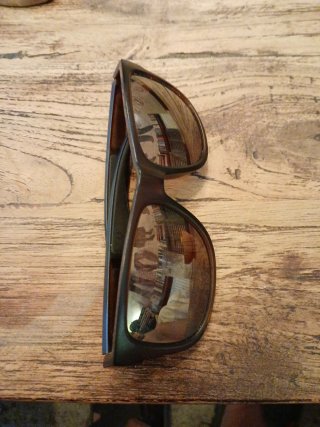 Gafas de sol negras y marrones