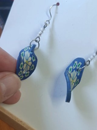 Pendientes azules con diseño floral