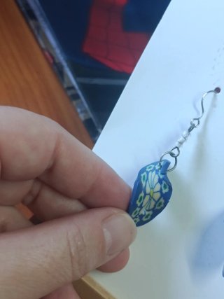 Pendientes azules con diseño floral