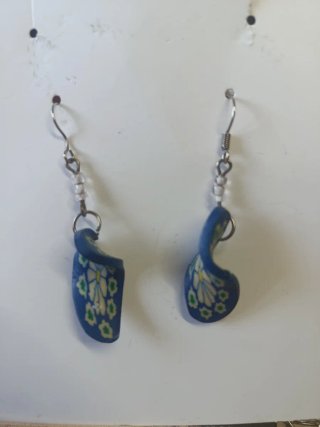 Pendientes azules con diseño floral