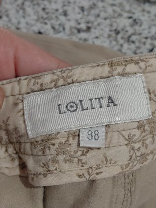 Falda beige hasta la rodilla