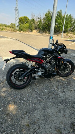 Triumph Street Triple 765R Negra y Roja