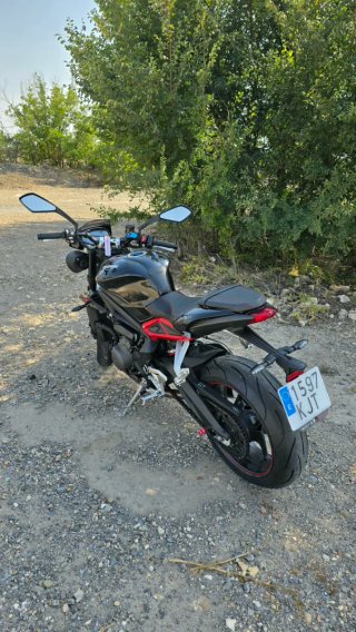 Triumph Street Triple 765R Negra y Roja