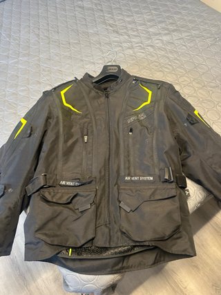 Chaqueta Moto Negra con Detalles Amarillos