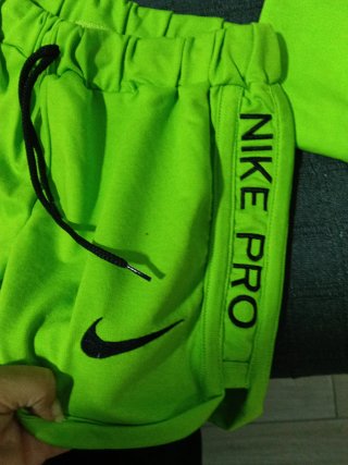 Conjunto deportivo Nike mujer verde