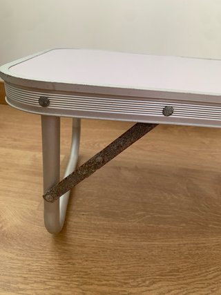 Mesa plegable bajita pequeña plateada