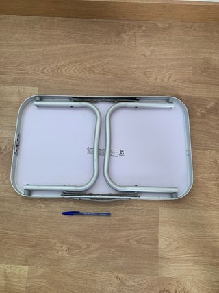 Mesa plegable bajita pequeña plateada