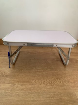 Mesa plegable bajita pequeña plateada