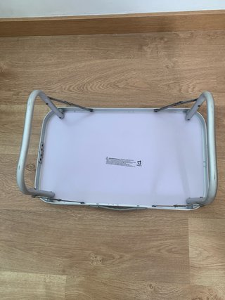Mesa plegable bajita pequeña plateada
