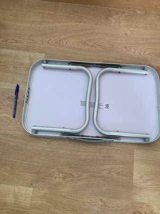 Mesa plegable bajita pequeña plateada