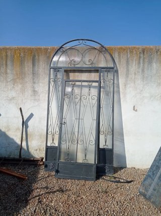 Portón de hierro forjado con cristal