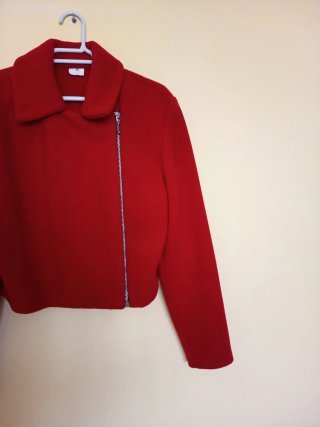 Cazadora roja corta