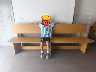 Bancos de madera marrón