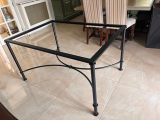 Mesa camilla negra metal y cristal con ropa