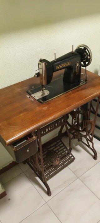 Máquina de coser Wertheim antigua