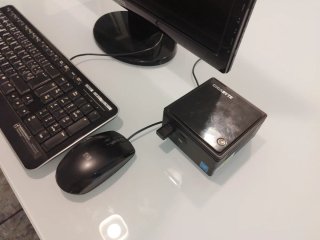 Mini PC Gigabyte con Monitor Benq