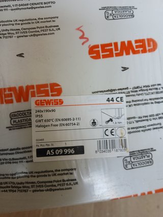 4 cajas de derivación y 1 caja de conexión