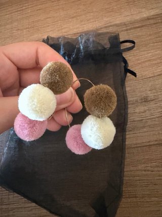 Pendientes pompones marrones, blancos y rosas