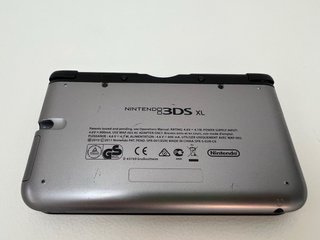 Nintendo 3DS XL Plata/Negra Completa en Caja.