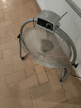 Ventilador de pie gris y plateado