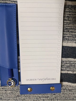 Libreta y bolígrafo azul