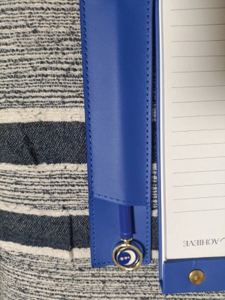 Libreta y bolígrafo azul