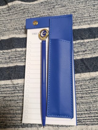 Libreta y bolígrafo azul