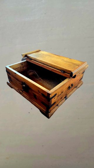 Mesa de centro arcón  madera maciza con ruedas.