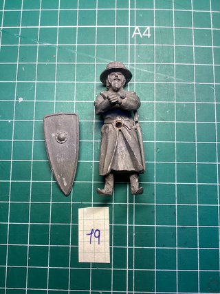 Figura de plomo con escudo