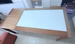Mesa de madera y cristal extensible.