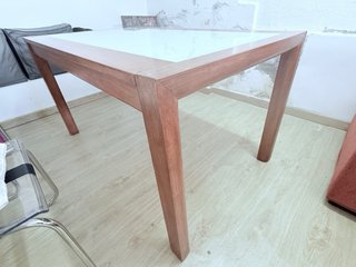 Mesa de madera y cristal extensible.