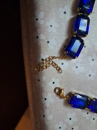 Collar de piedras azules y doradas