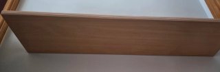 Estantería de madera y metal con figuras
