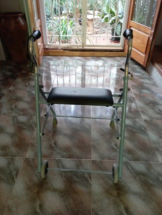 Andador con asiento y ruedas