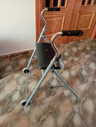 Andador con asiento y ruedas