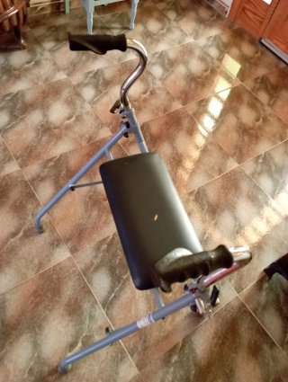 Andador con asiento y ruedas
