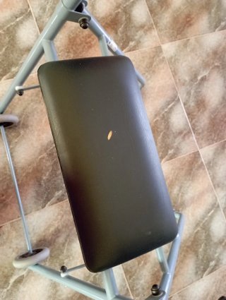 Andador con asiento y ruedas