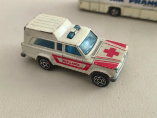 Lote 2 Coches Miniatura: Bus Air France y Ambulanc