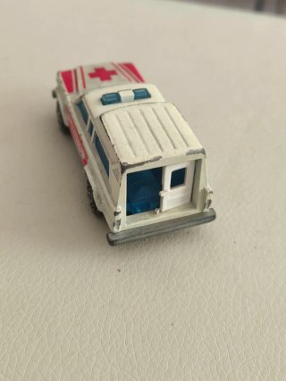 Lote 2 Coches Miniatura: Bus Air France y Ambulanc