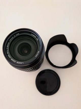 Canon EF-S 17-85mm f/4-5.6 IS USM + Parasol