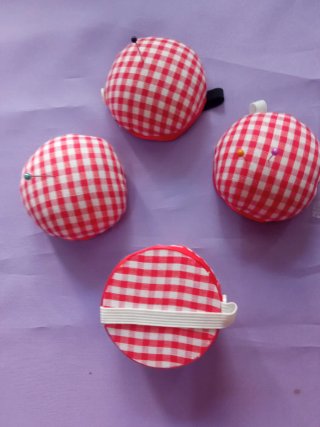 Alfileteros/Acericos a cuadros rojos y blancos