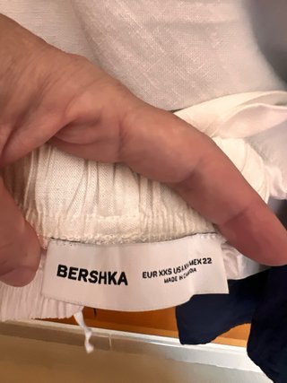 Pantalon lino azul marino (Mango) y blanco (Berska